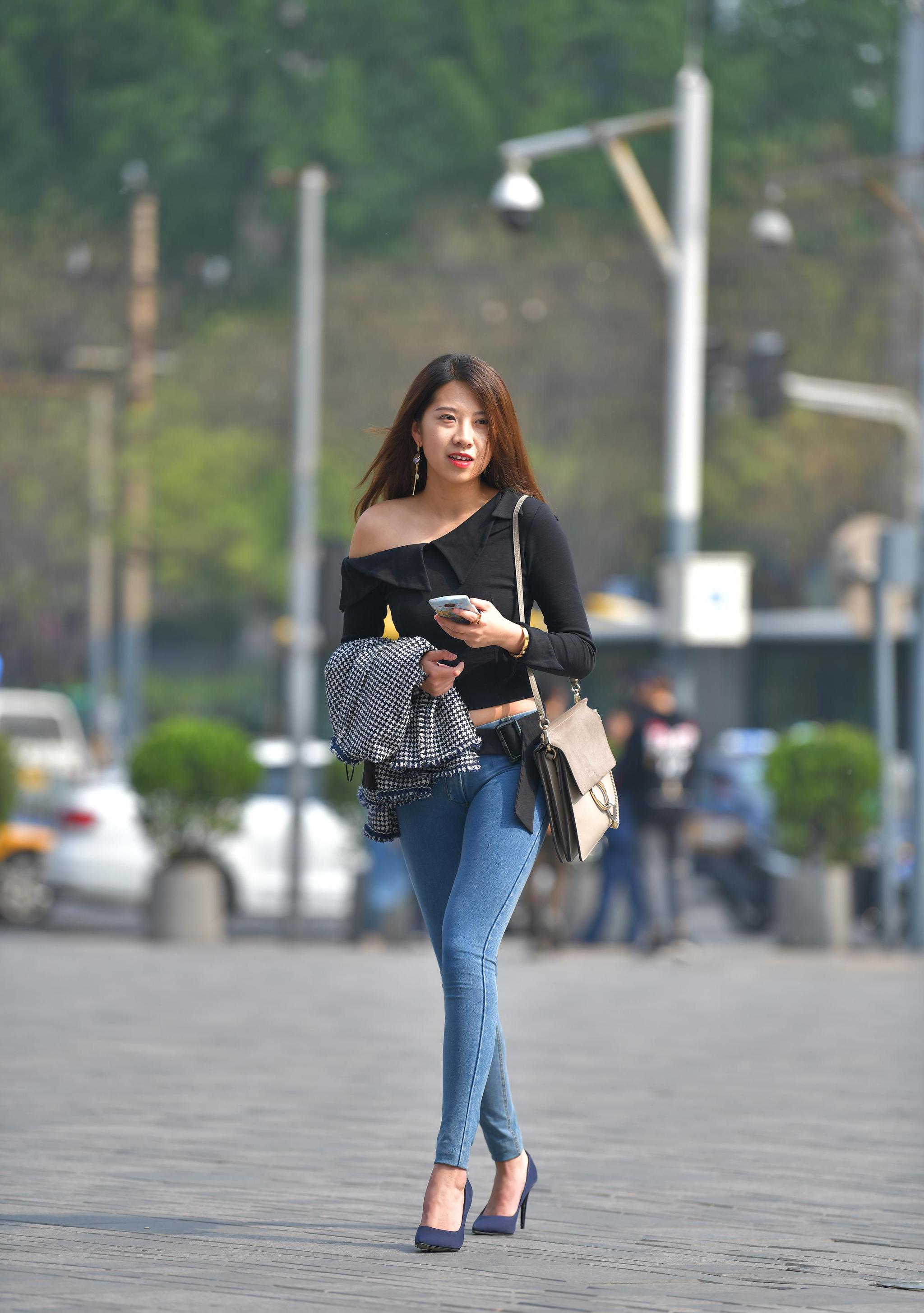 牛仔女神展现都市丽人范,又酷又时尚,真好看