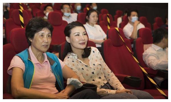 同诸韵颖一样,李国君退役后也一心扑在排球教育上,她寄语学子:"读好书