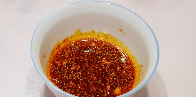 凉拌黄瓜好吃有诀窍，学会万能凉拌汁的调法，想不好吃都难，真香休闲区蓝鸢梦想 - Www.slyday.coM