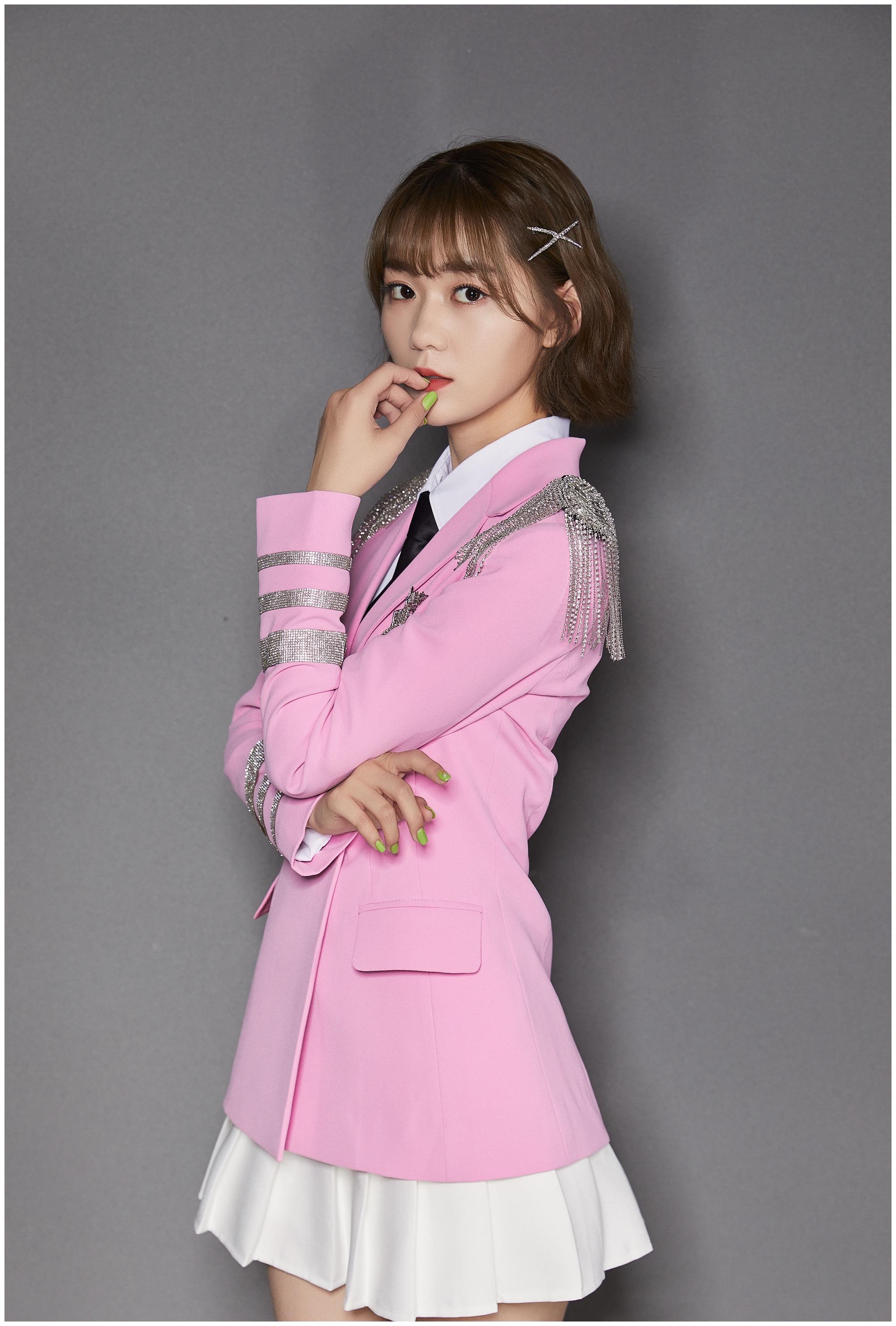 段奥娟最新大片出炉,卡其色轻纱长裙气质逼人,单飞依旧精彩