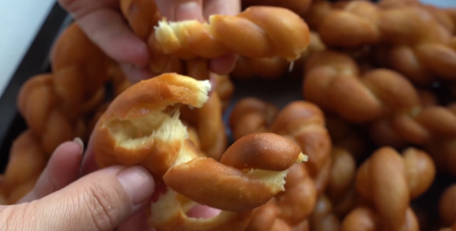 最近迷上吃麻花除了好吃之外操作也简单只需1碗面粉1盒牛奶