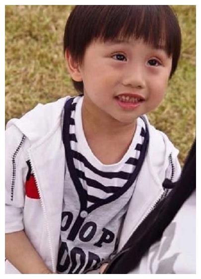 2岁出道挣钱供父母花,皮肤溃烂亲爸不给医治,小小彬近况如何?