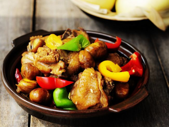 炖鸡肉时,先焯水、直接炖都不对!教你正确做法,鸡肉香嫩特解馋休闲区蓝鸢梦想 - Www.slyday.coM 炖鸡肉时,先焯水、直接炖都不对!教你正确做法,鸡肉香嫩特解馋休闲区蓝鸢梦想 - Www.slyday.coM