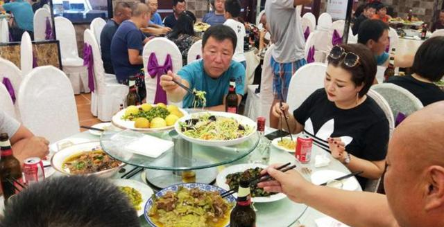 东北菜量到底有多大？南方人：装菜都用洗脸盆子休闲区蓝鸢梦想 - Www.slyday.coM