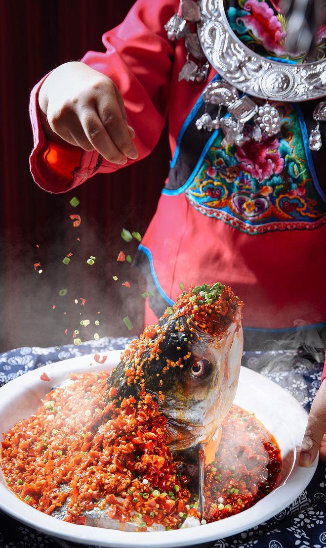 剁椒鱼头属湘菜系,是湖南的一道名菜.