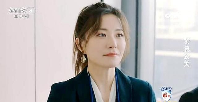 公关之钱蕾干净清爽白领范十足走得不带一片云彩让人敬佩