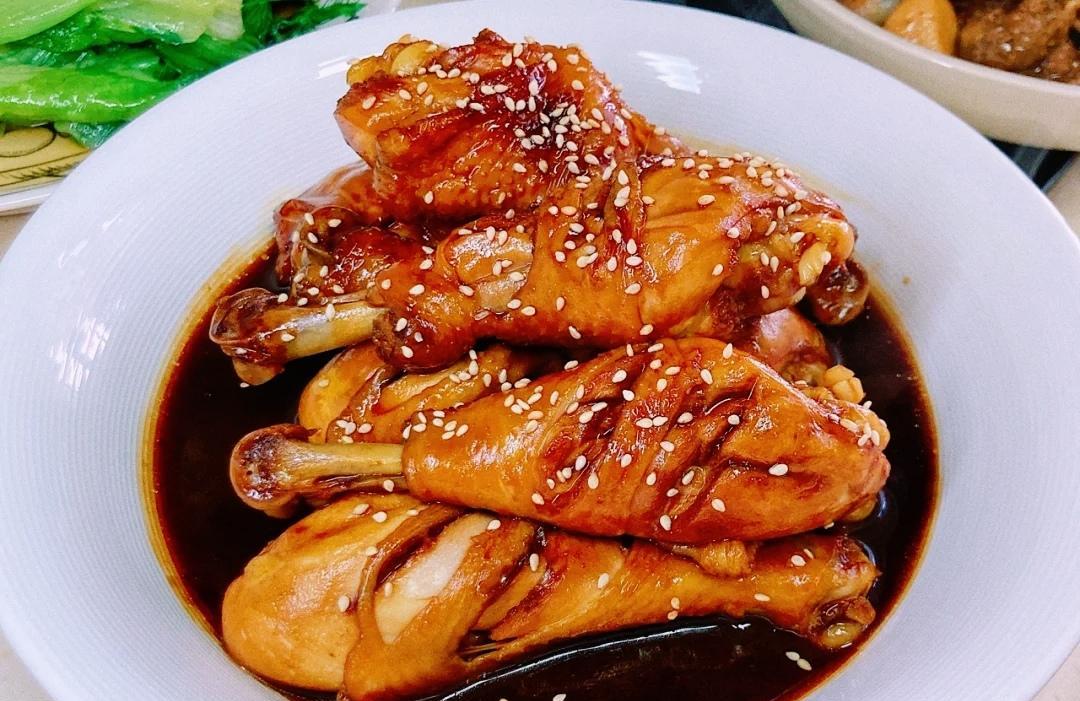 好吃到哭的三道家常菜鲜菇焖豆腐猪肉炒小白菜酱油烧鸡腿