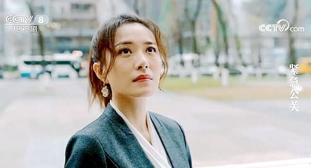 公关之钱蕾干净清爽白领范十足走得不带一片云彩让人敬佩