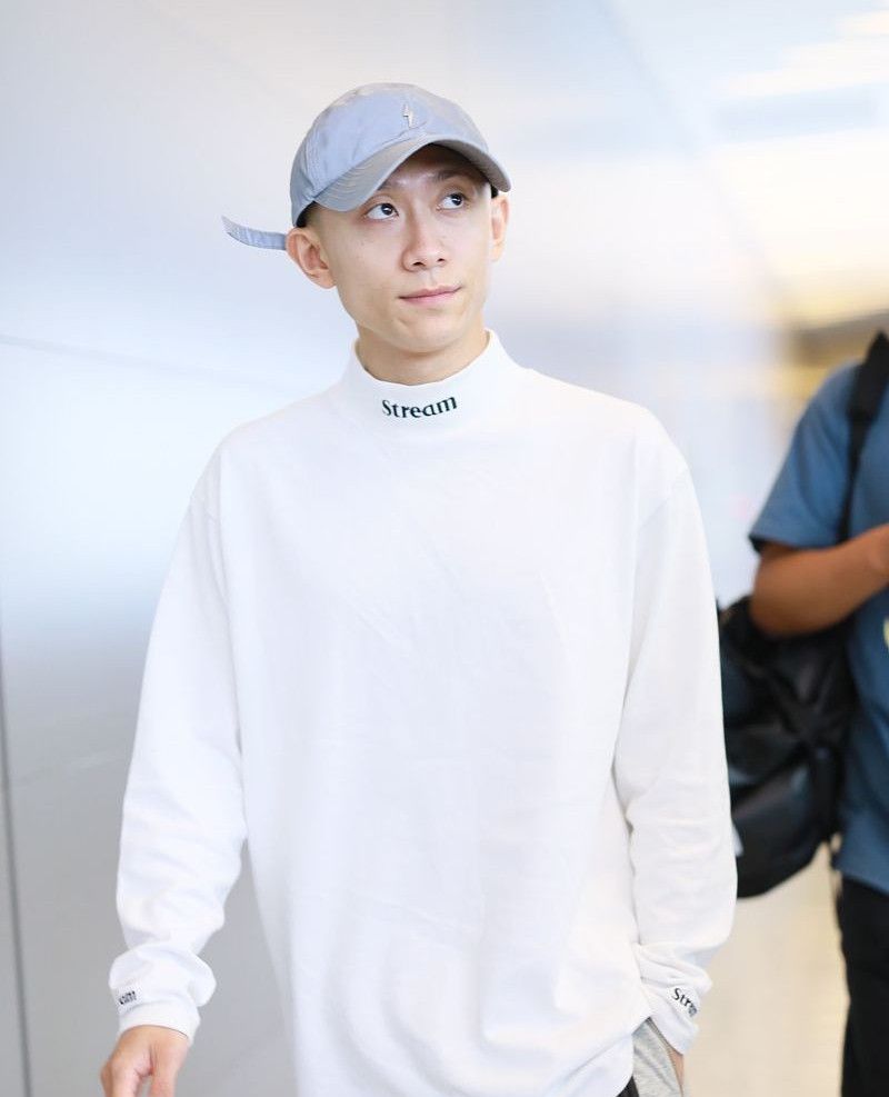 张一山:身穿白色长t痞帅十足,戴反光棒球帽气场强大,帅极了