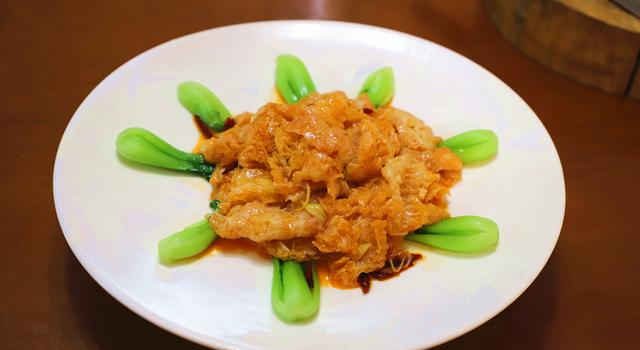 经过口味创新,制作了一款深受消费者欢迎佳肴:酸辣广肚