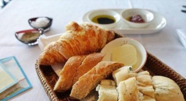 吃西餐时，服务员总会先上一份面包，其中暗示的行为，你知道吗？休闲区蓝鸢梦想 - Www.slyday.coM