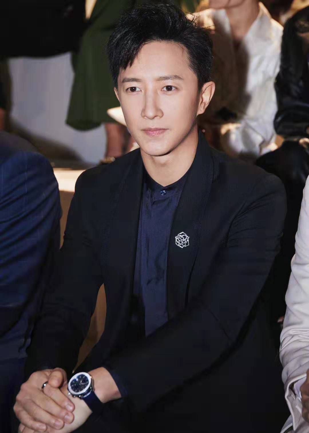 韩庚微博营业图,一身西装绝搭又帅气,好久不见,更帅气了