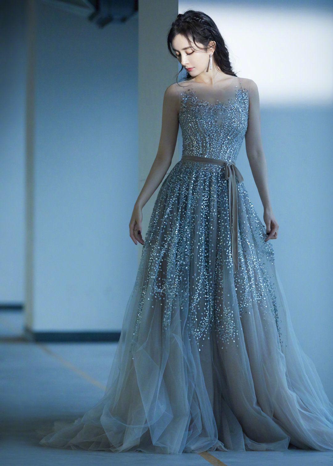 杨幂的时尚穿搭,一袭修身长裙,美得让人挪不开眼睛