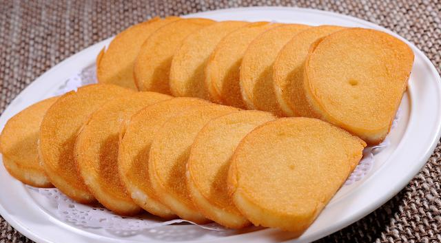 这正是吸油的最佳构造,所以,其它的那些油炸食品,如果和炸馍片相比