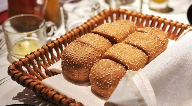 吃西餐时，服务员总会先上一份面包，其中暗示的行为，你知道吗？休闲区蓝鸢梦想 - Www.slyday.coM