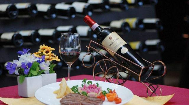 吃西餐红酒为何要斜着放不懂别傻傻把它摆正否则就尴尬了