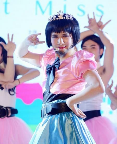 见过女装的大张伟吗?肤白貌美又有气质,居然还有点好看!