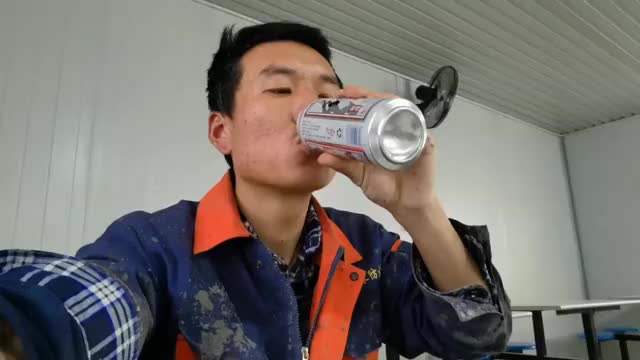 和老婆闹分歧,工地下班喝两罐啤酒和大家聊聊,听听大家的意见|啤酒