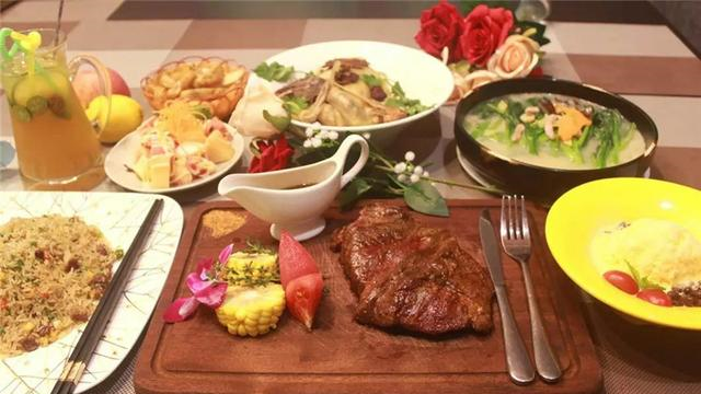 吃西餐时服务员会上2杯柠檬水不要随便喝不懂装懂会闹笑话