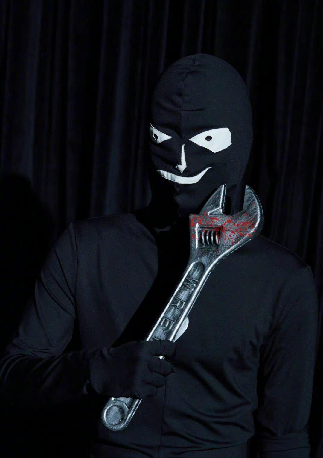 最逗的这是神威v成员hendery和xiao jun,前者扮演的是《名侦探柯南》