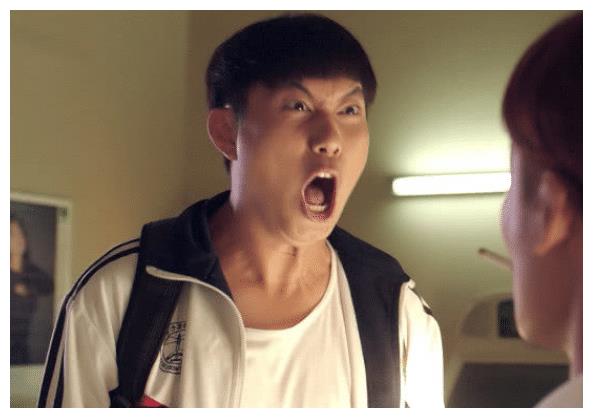 还有憨厚老实的大春,他是夏洛的铁哥们,虽然大春有