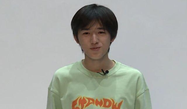 宋亚轩后台素颜照曝光皮肤一览无遗可挑剔