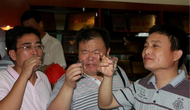 同样是光瓶酒,牛栏山和老村长谁才是酒界“扛把子”?你会咋选?休闲区蓝鸢梦想 - Www.slyday.coM 同样是光瓶酒,牛栏山和老村长谁才是酒界“扛把子”?你会咋选?休闲区蓝鸢梦想 - Www.slyday.coM