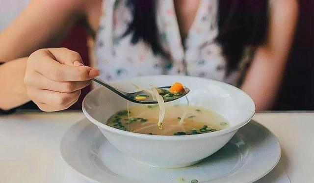 终于找到了，浓香奶白的菌汤原来是这样做的，尝了一口就停不下来休闲区蓝鸢梦想 - Www.slyday.coM