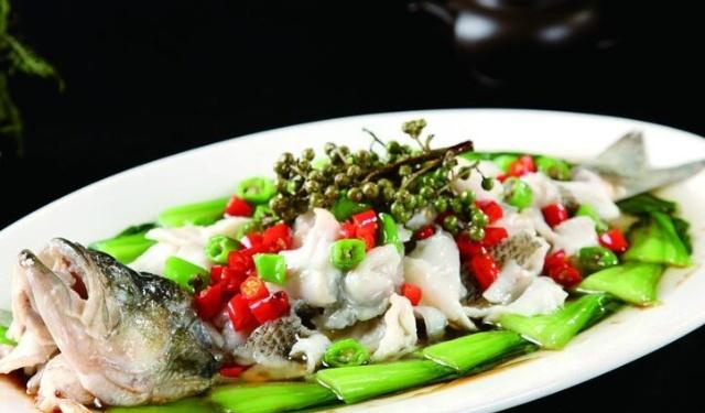 鲜椒鲈鱼但是去饭店吃饭的时候我会经常点鱼吃,因为他们做的鱼特别的