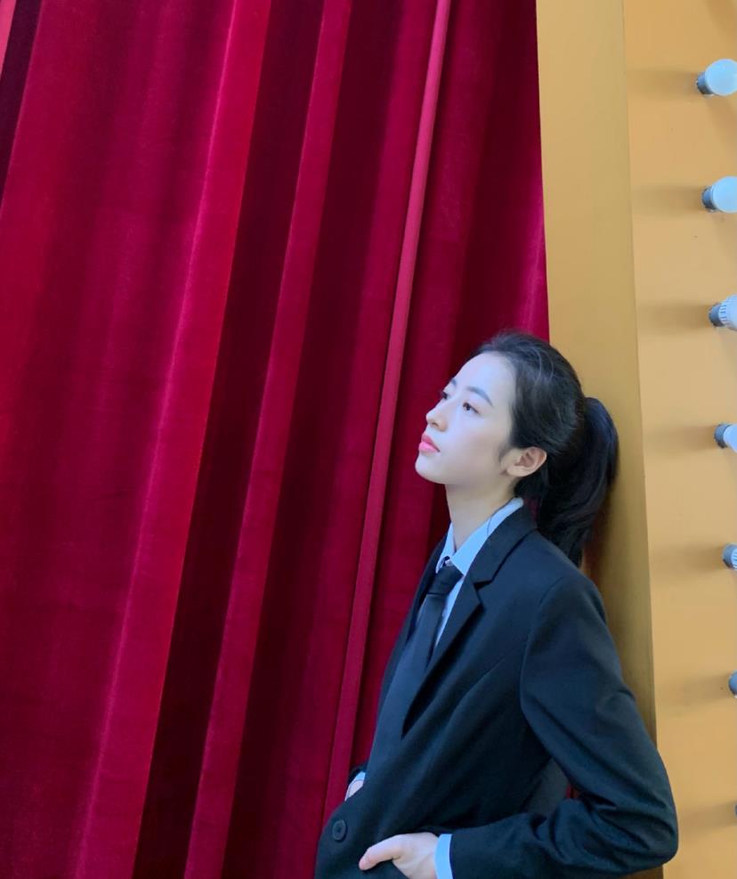 周雨彤的秋冬满分减龄穿搭,精致西装搭配百褶裙,满满都是学生味