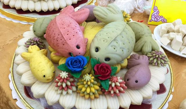 "手工揉,铁锅蒸,崂山矿泉水,传统工艺,独特配方",大馒头闯出了大世界