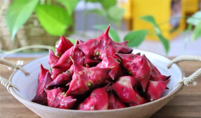 菱角好吃壳难剥教你1个小窍门简单快速果肉完整不伤手