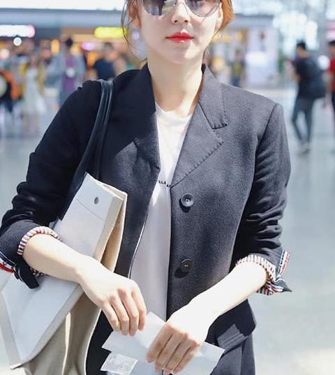 黄梦莹的打扮简约帅气,一件黑色西装搭白t恤,穿出好状态!