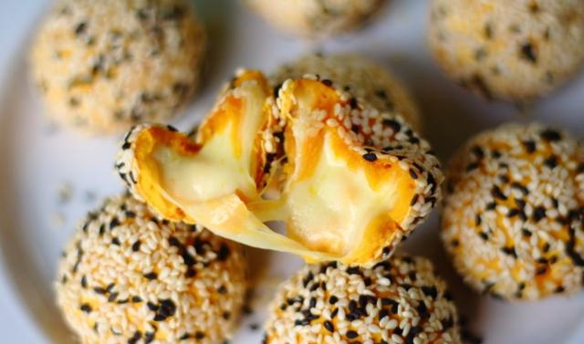 咬一口就爆浆的南瓜芝士球，一口一个太香了，软糯香甜吃不够休闲区蓝鸢梦想 - Www.slyday.coM