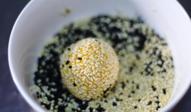 咬一口就爆浆的南瓜芝士球，一口一个太香了，软糯香甜吃不够休闲区蓝鸢梦想 - Www.slyday.coM