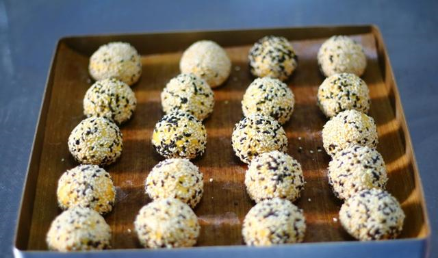 咬一口就爆浆的南瓜芝士球，一口一个太香了，软糯香甜吃不够休闲区蓝鸢梦想 - Www.slyday.coM