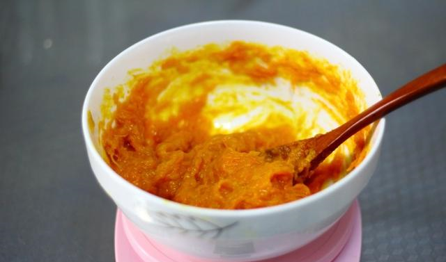 咬一口就爆浆的南瓜芝士球，一口一个太香了，软糯香甜吃不够休闲区蓝鸢梦想 - Www.slyday.coM