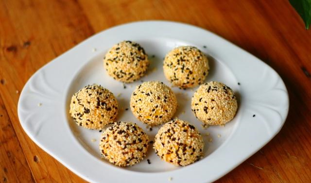 咬一口就爆浆的南瓜芝士球，一口一个太香了，软糯香甜吃不够休闲区蓝鸢梦想 - Www.slyday.coM