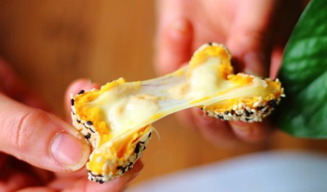 咬一口就爆浆的南瓜芝士球，一口一个太香了，软糯香甜吃不够休闲区蓝鸢梦想 - Www.slyday.coM