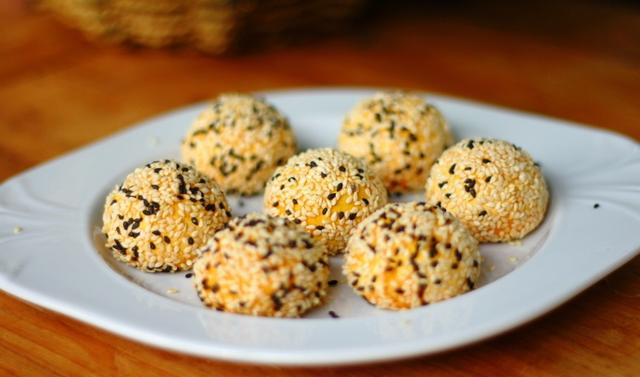 咬一口就爆浆的南瓜芝士球，一口一个太香了，软糯香甜吃不够休闲区蓝鸢梦想 - Www.slyday.coM