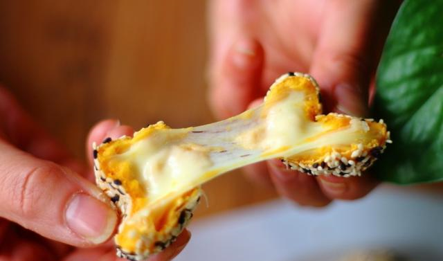 咬一口就爆浆的南瓜芝士球，一口一个太香了，软糯香甜吃不够休闲区蓝鸢梦想 - Www.slyday.coM