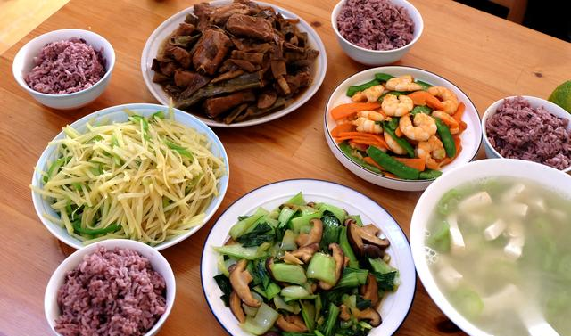 周末在家做饭吃四菜一汤一主食花费不多吃的舒服