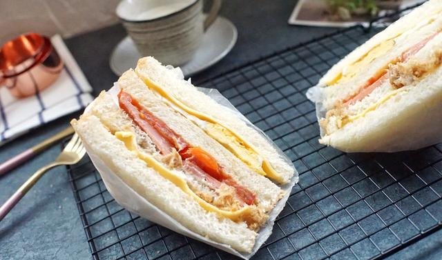 女儿一直念着要吃三明治我做好给她吃后她说妈妈做的是四明治