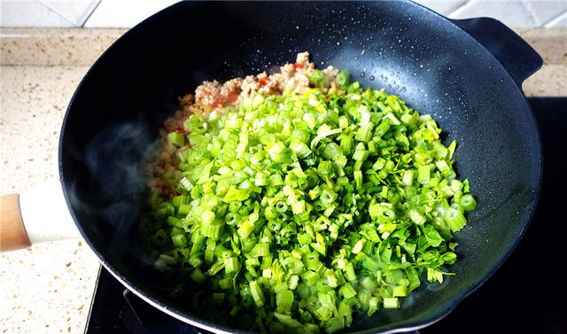 8.放入芹菜末大火翻炒.9.芹菜出水,放入适量盐,味精,少许醋,翻匀起锅.