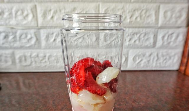 杨梅和荔枝我这样做,酸甜可口,比最近火爆的网红杨荔汤还要好喝休闲区蓝鸢梦想 - Www.slyday.coM 杨梅和荔枝我这样做,酸甜可口,比最近火爆的网红杨荔汤还要好喝休闲区蓝鸢梦想 - Www.slyday.coM