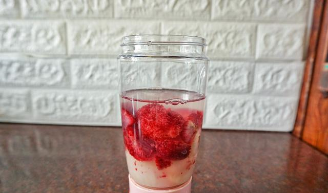 杨梅和荔枝我这样做,酸甜可口,比最近火爆的网红杨荔汤还要好喝休闲区蓝鸢梦想 - Www.slyday.coM 杨梅和荔枝我这样做,酸甜可口,比最近火爆的网红杨荔汤还要好喝休闲区蓝鸢梦想 - Www.slyday.coM