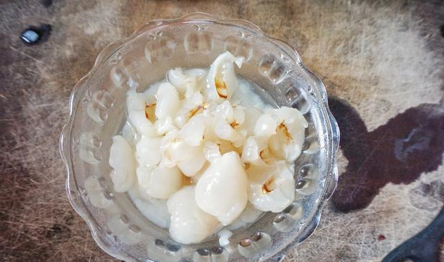 杨梅和荔枝我这样做,酸甜可口,比最近火爆的网红杨荔汤还要好喝休闲区蓝鸢梦想 - Www.slyday.coM 杨梅和荔枝我这样做,酸甜可口,比最近火爆的网红杨荔汤还要好喝休闲区蓝鸢梦想 - Www.slyday.coM