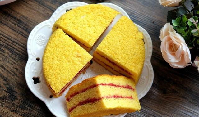 早餐吃块自制蛋糕,草莓果酱夹心,无油低糖味道好,做法太简单__财经