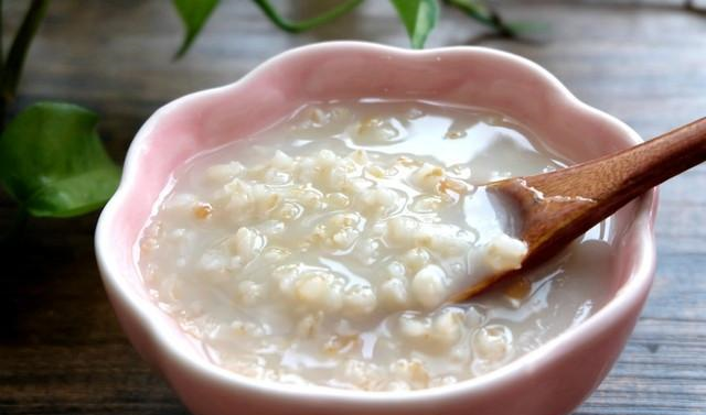 盛出一碗,放至温热,就可以开喝了,这样一碗麦仁粥,满满的全是儿时的