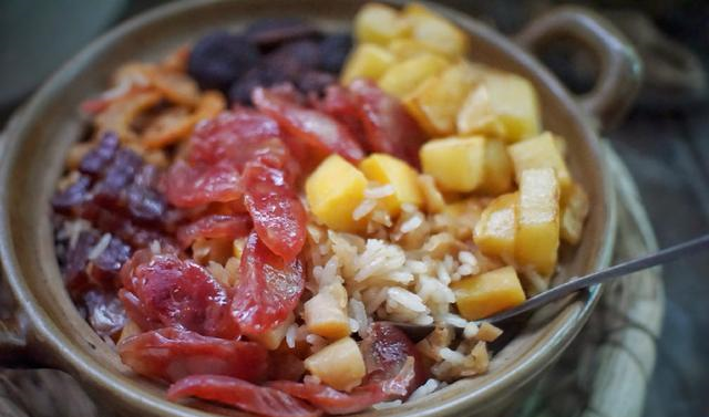 家里有干货腊味的统统翻出来，把它们做成煲仔饭，香得让人吃上瘾休闲区蓝鸢梦想 - Www.slyday.coM